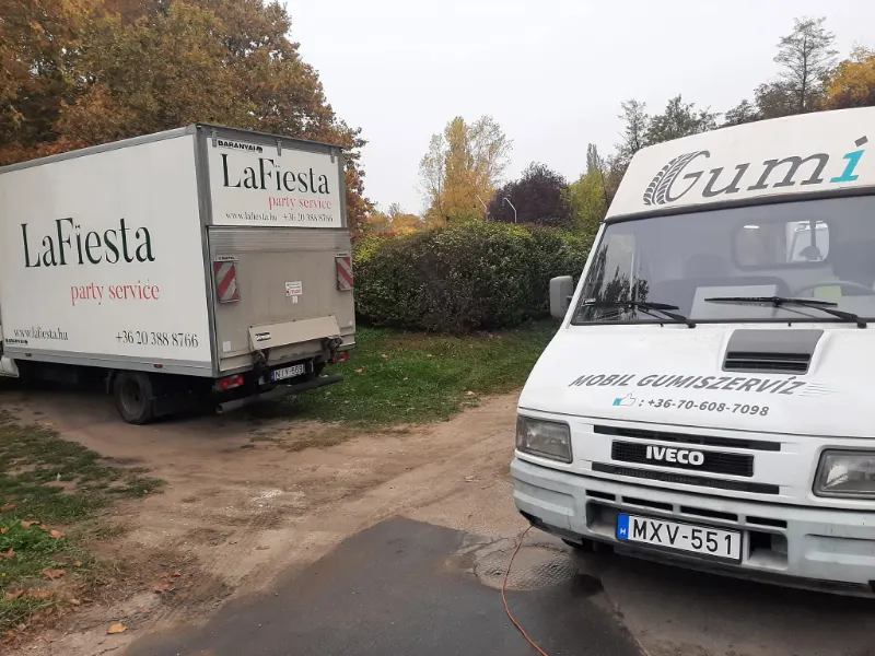 Céges teherautó szervizelése a telephelyen. A szervizbusz a flotta ügyfelénél dolgozik.
